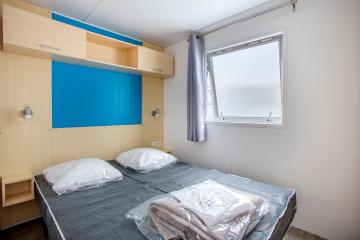 Camping les Grissotières alojamiento en casa móvil habitación con una cama 140/190